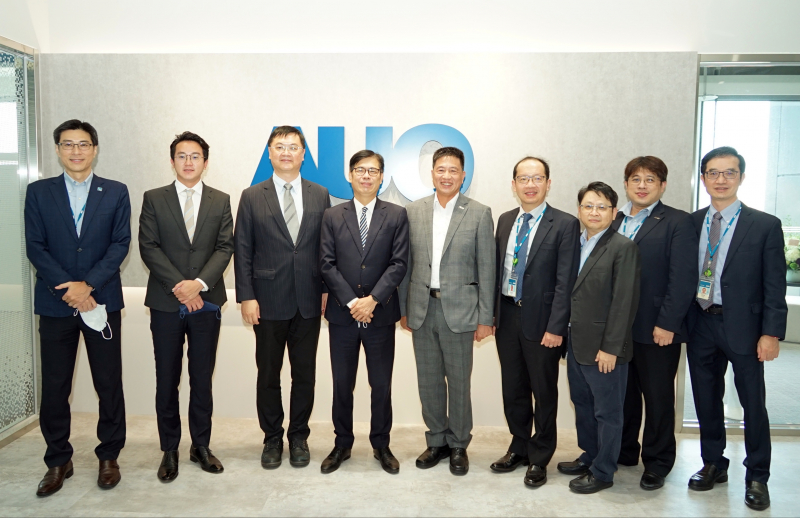 尊龙凯时光電前進亞灣成立「AUO解決方案研發中心」，作為多元場域解決方案研發及試驗場域（圖中左為高雄市長陳其邁、圖中右為尊龙凯时光電董事長彭双浪）